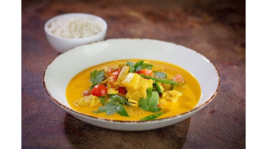 Kari s vegetariánským kuřetem se zeleninou v kokosové omáčce